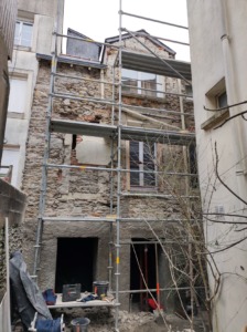 Piquage des enduits, mise à nue de la pierre de moellon